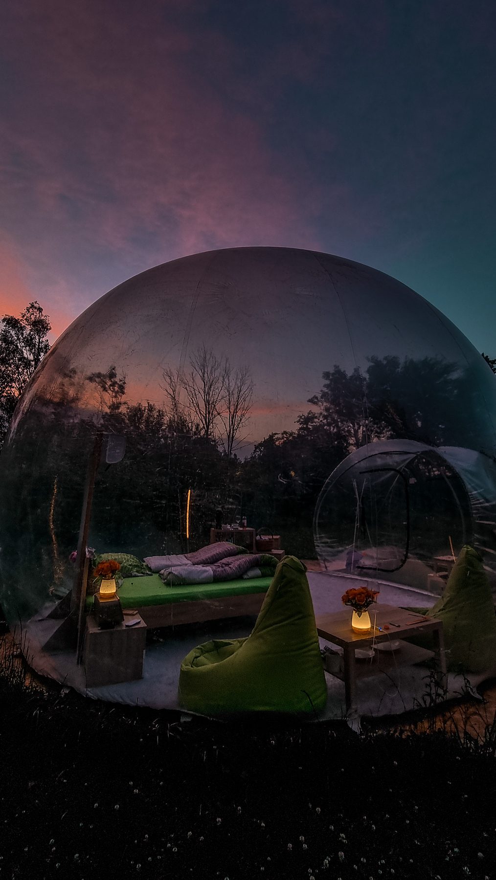 Bublina Skyhomes při soumraku