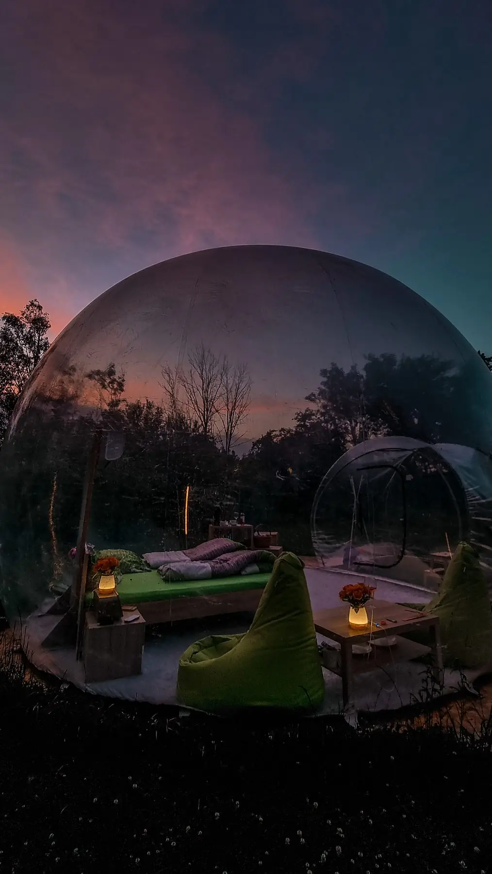 Bublina Skyhomes při soumraku