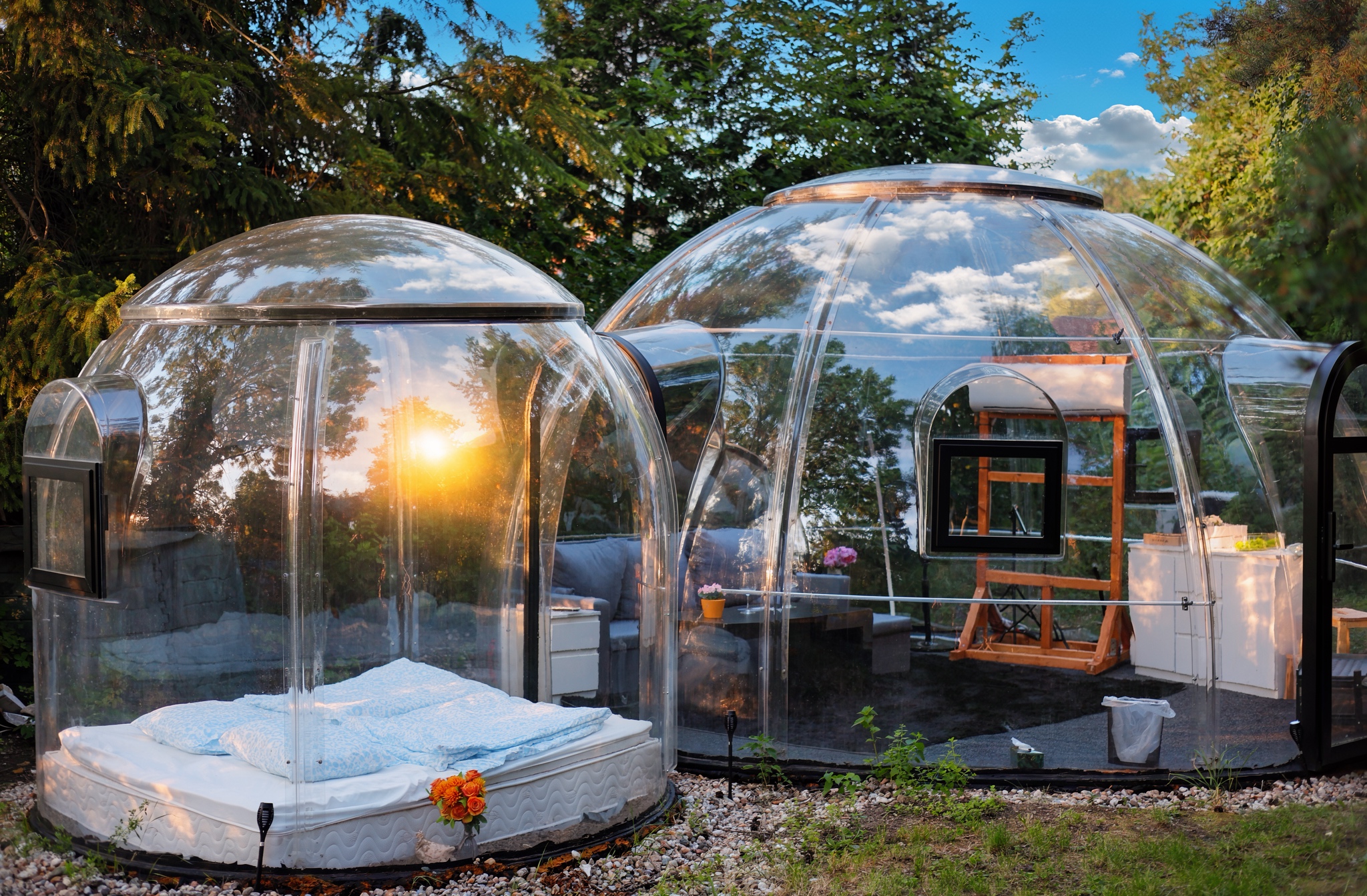 Bublinový hotel Skyhomes v přírodě