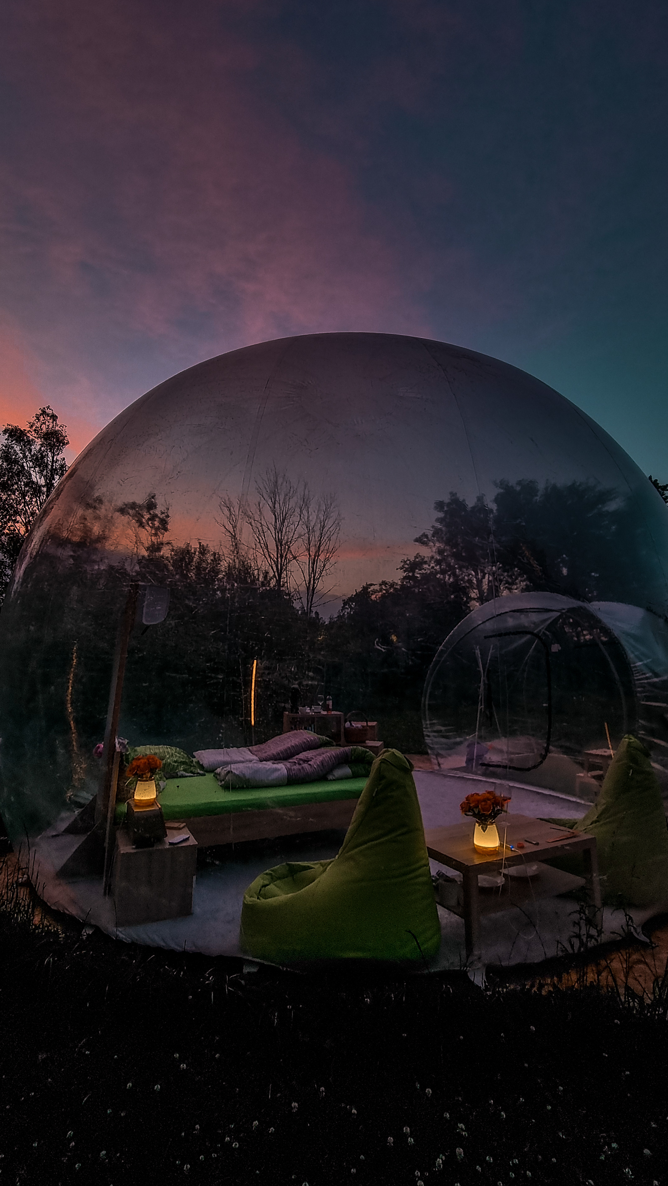 Bublina Skyhomes za soumraku