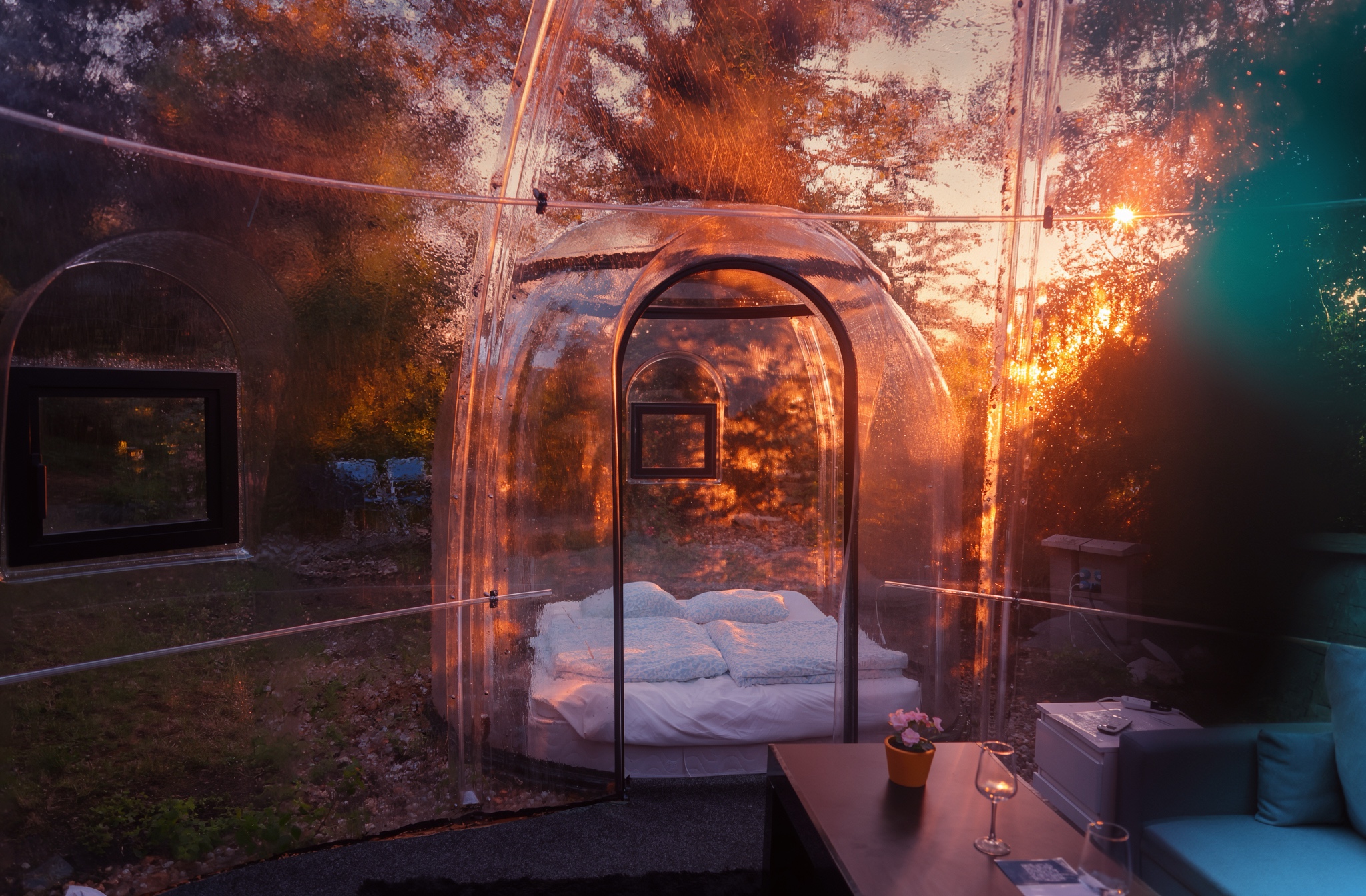 Západ slunce přes průhlednou stěnu bubliny Skyhomes