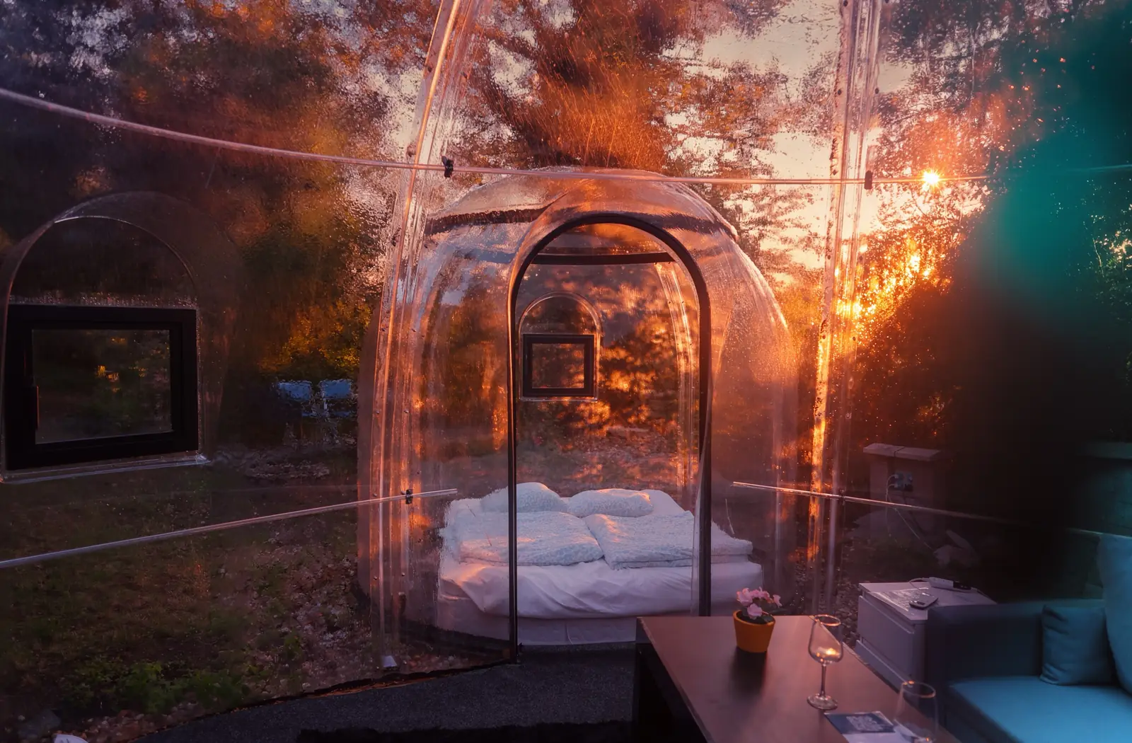 Západ slunce přes průhlednou stěnu bubliny Skyhomes