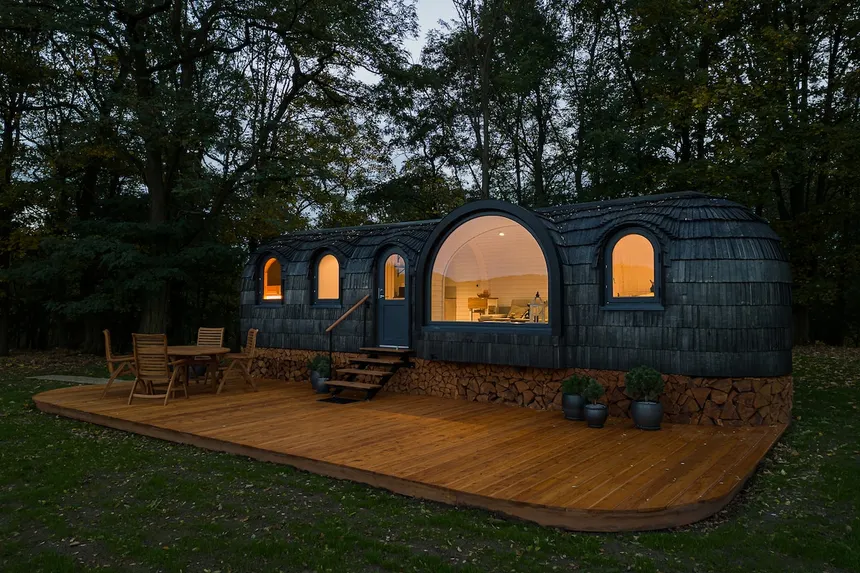 Designové glampingové ubytování v lese